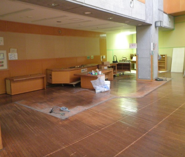 ④さらに、カウンターも撤去しました。床にカウンターの「跡」がついているのがおわかりでしょうか？