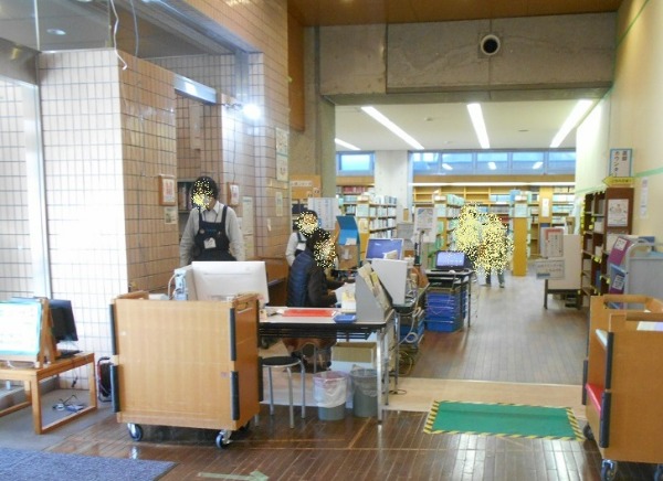 ②返却や予約資料の受取等、2か月近く臨時カウンターでの対応となりました。
