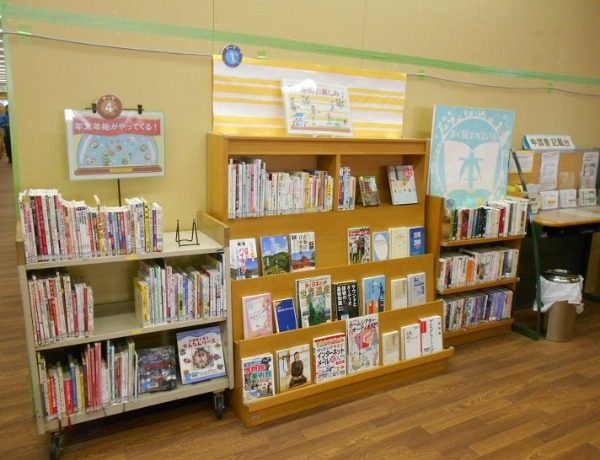 ③テーマコーナーや新着図書コーナーなども、封鎖区画の外側の壁沿いに移動させました。