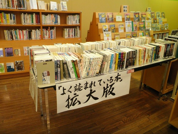 ⑦そのため、封鎖される前に小説の本を集めておいて、工事中は小説の特設コーナーを設置しました。
