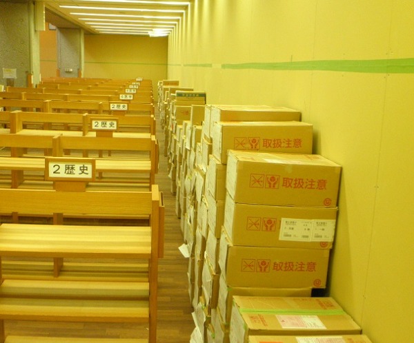 ⑥まだまだ段ボールがあります…。図書館の職員が、一冊ずつ箱に入れました。本を箱に詰めるのも、書架に戻すのも一苦労でした。