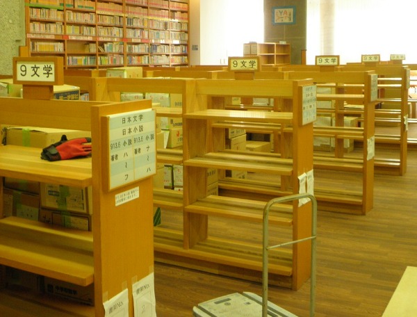 ⑥A区画には、とても利用が多い一般小説の棚が含まれていました。