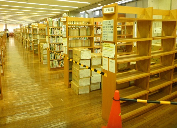 ①工事のために、まずは区画内すべての本(58,000冊以上！)を取り除きました。
