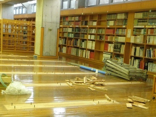 ②書架(本棚)も、すべて床から取り外してしまいます。