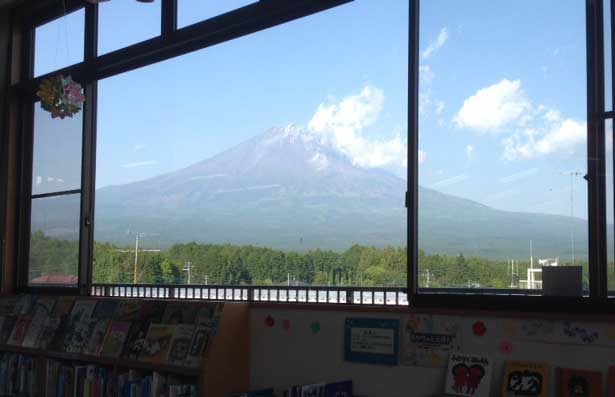 >西富士図書館　絵本コーナーから見た、新緑の季節の富士山。